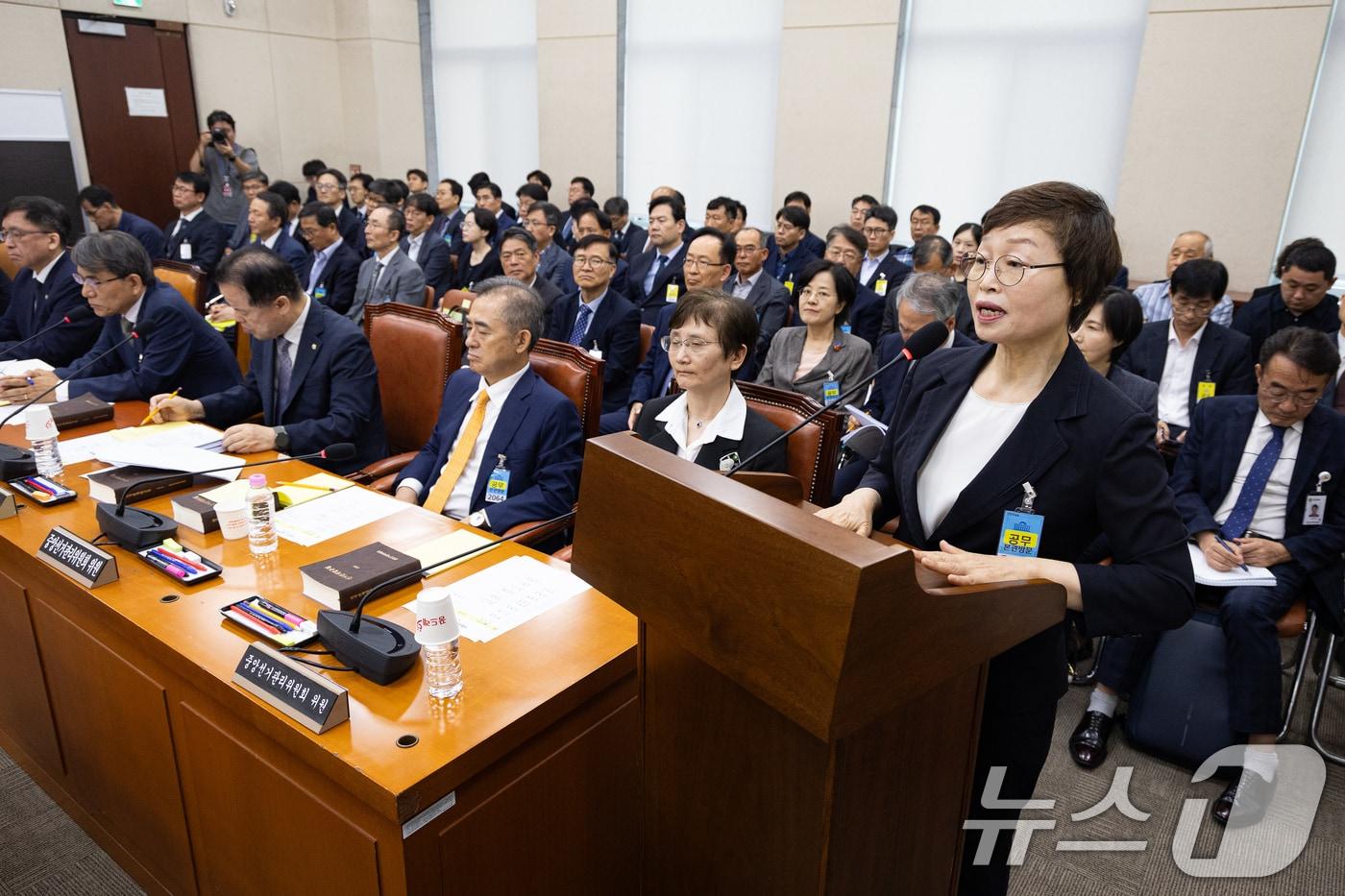 본문 이미지 - 조현욱 진상규명위원장이 14일 서울 여의도 국회에서 열린 제9회 전국동시 지방선거 투표용지 부족사태 등 국민참정권 침해 진상규명 및 선거관리 개혁을 위한 국정조사특별위원회 제5차 전체회의 제1차 청문회에 출석해 의원 질의에 답하고 있다. 2026.7.14 ⓒ 뉴스1 유승관 기자