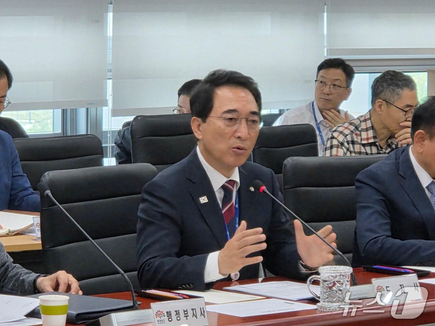 본문 이미지 - 박수현 충남지사가 실국원장 회의에서 모두발언을 하고 있다. 2026.7.14/뉴스1