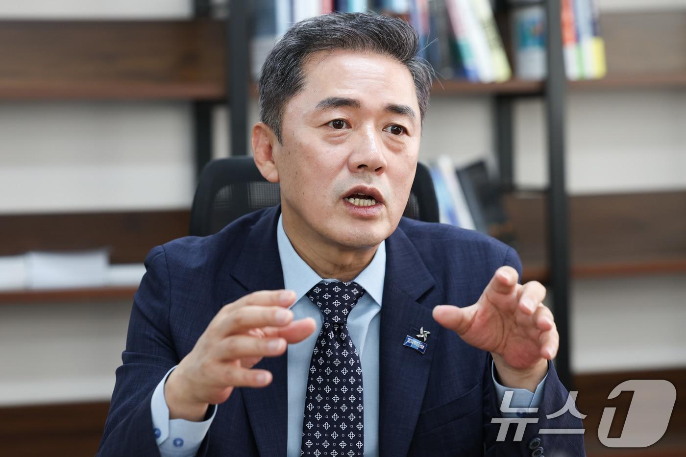 본문 이미지 - 조국혁신당 최고위원에 출마한 황현선 전 사무총장이 14일 서울 여의도 사무실에서 뉴스1과 인터뷰를 하고 있다. ⓒ 뉴스1 이종수 기자