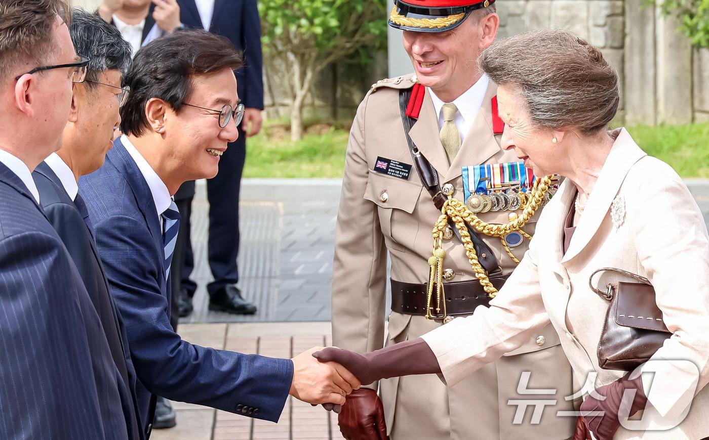 본문 이미지 - 영국 찰스 3세 국왕의 동생 앤 공주가 14일 부산 남구 유엔기념공원을 찾아 전재수 부산시장과 악수하고 있다. 2026.7.14 ⓒ 뉴스1 사진공동취재단