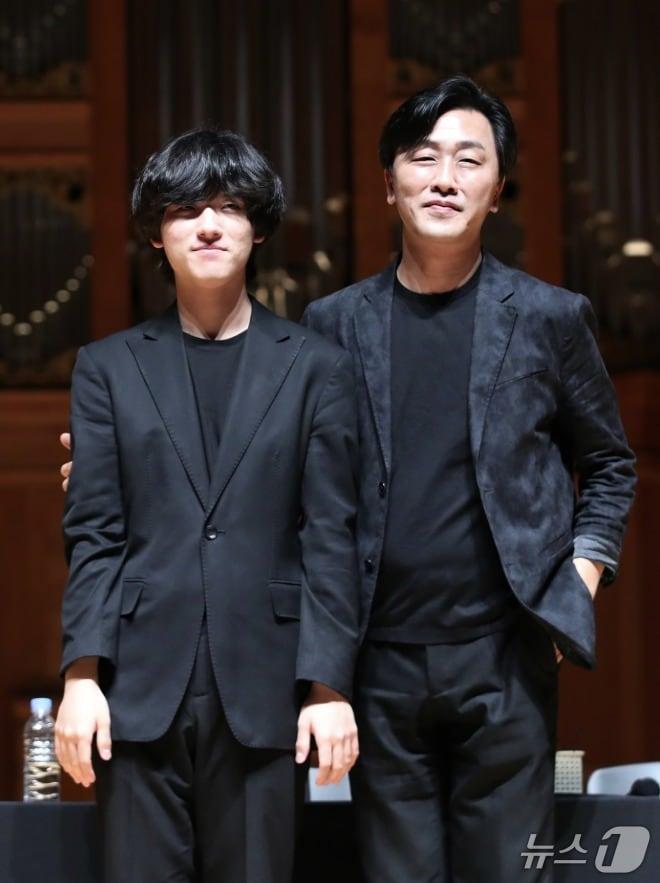 본문 이미지 - 피아니스트 손민수(오른쪽) 교수와 임윤찬.ⓒ 뉴스1 송원영 기자