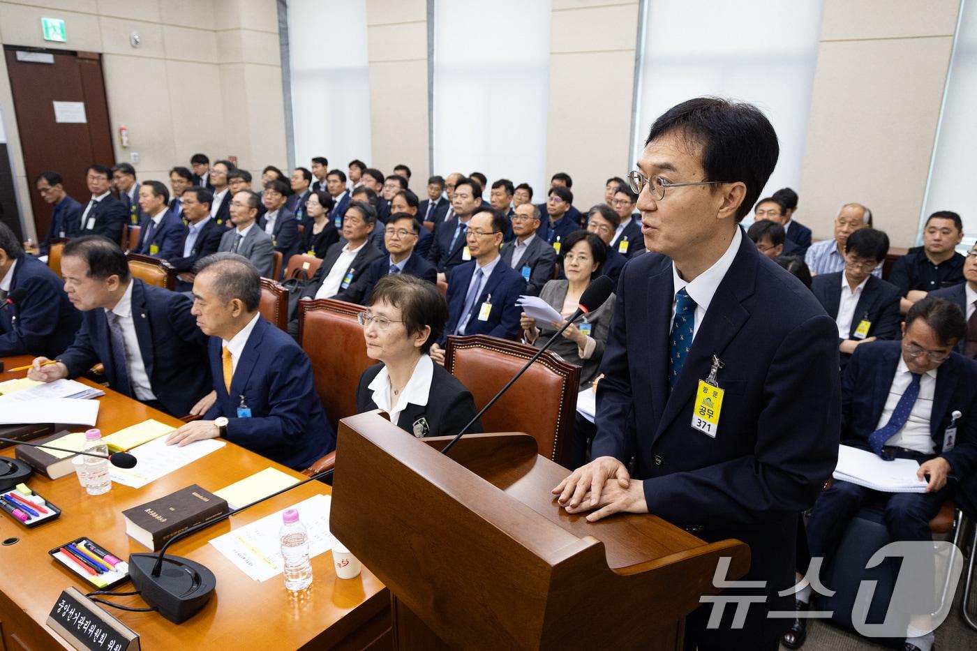 본문 이미지 - 오민석 전 서울시선거관리위원장이 14일 서울 여의도 국회에서 열린 제9회 전국동시 지방선거 투표용지 부족사태 등 국민참정권 침해 진상규명 및 선거관리 개혁을 위한 국정조사특별위원회 제5차 전체회의 제1차 청문회에 출석해 의원 질의에 답하고 있다. 2026.7.14 ⓒ 뉴스1 유승관 기자