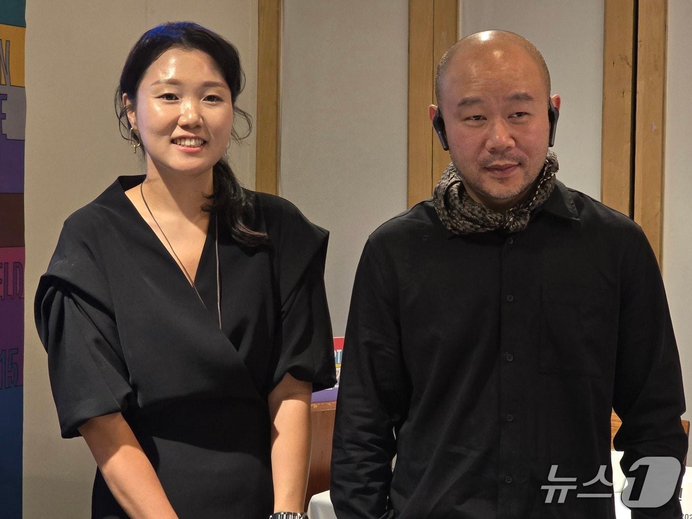 본문 이미지 - 14일 서울 중구 모처에서 열린 기자간담회에서 올해 8회째를 맞이한 이번 행사의 기자간담회가 진행됐다. 공동예술감독을 맡은 한국의 조혜정 예술감독(왼쪽)과 중국의 장쥔 예술감독은 이번 행사의 개요와 중심 주제인 '공명장'에 대해 설명했다. ⓒ 뉴스1 김정한 기자