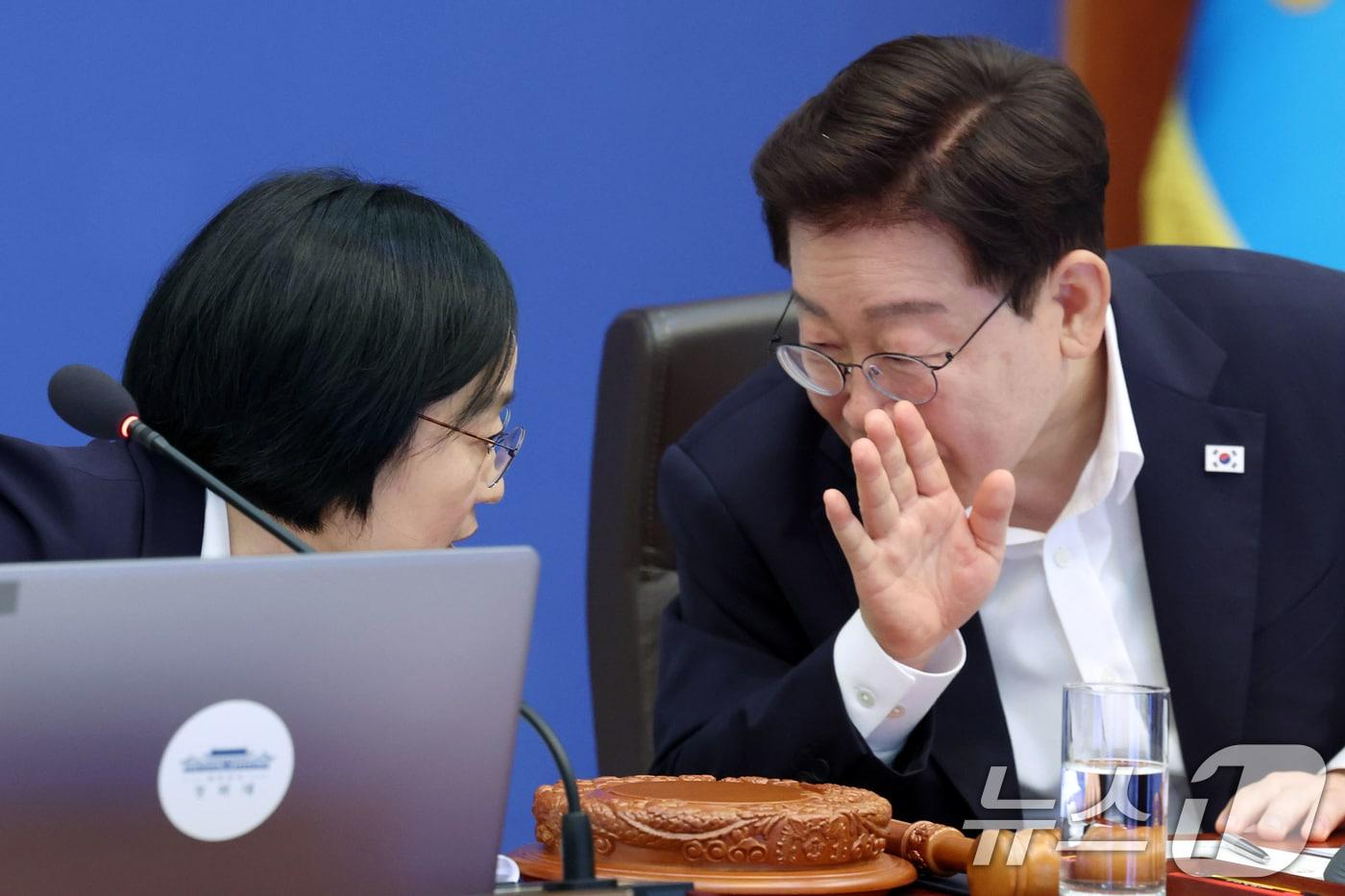 본문 이미지 - 이재명 대통령과 한성숙 국무총리가 14일 청와대에서 열린 국무회의에서 대화하고 있다. 2026.7.14 ⓒ 뉴스1 이재명 기자