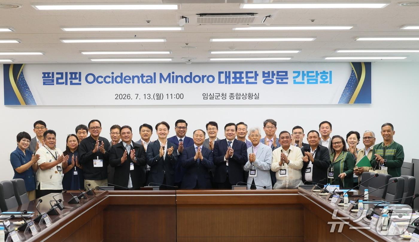 본문 이미지 - 필리핀 서부 민도로주 대표단이 전북 임실군을 방문해 외국인 계절근로자를 비롯한 다양한 분야의 인적 교류 방안을 논의했다.(임실군제공. 재판매 및 DB금지)2026.7.14/뉴스1