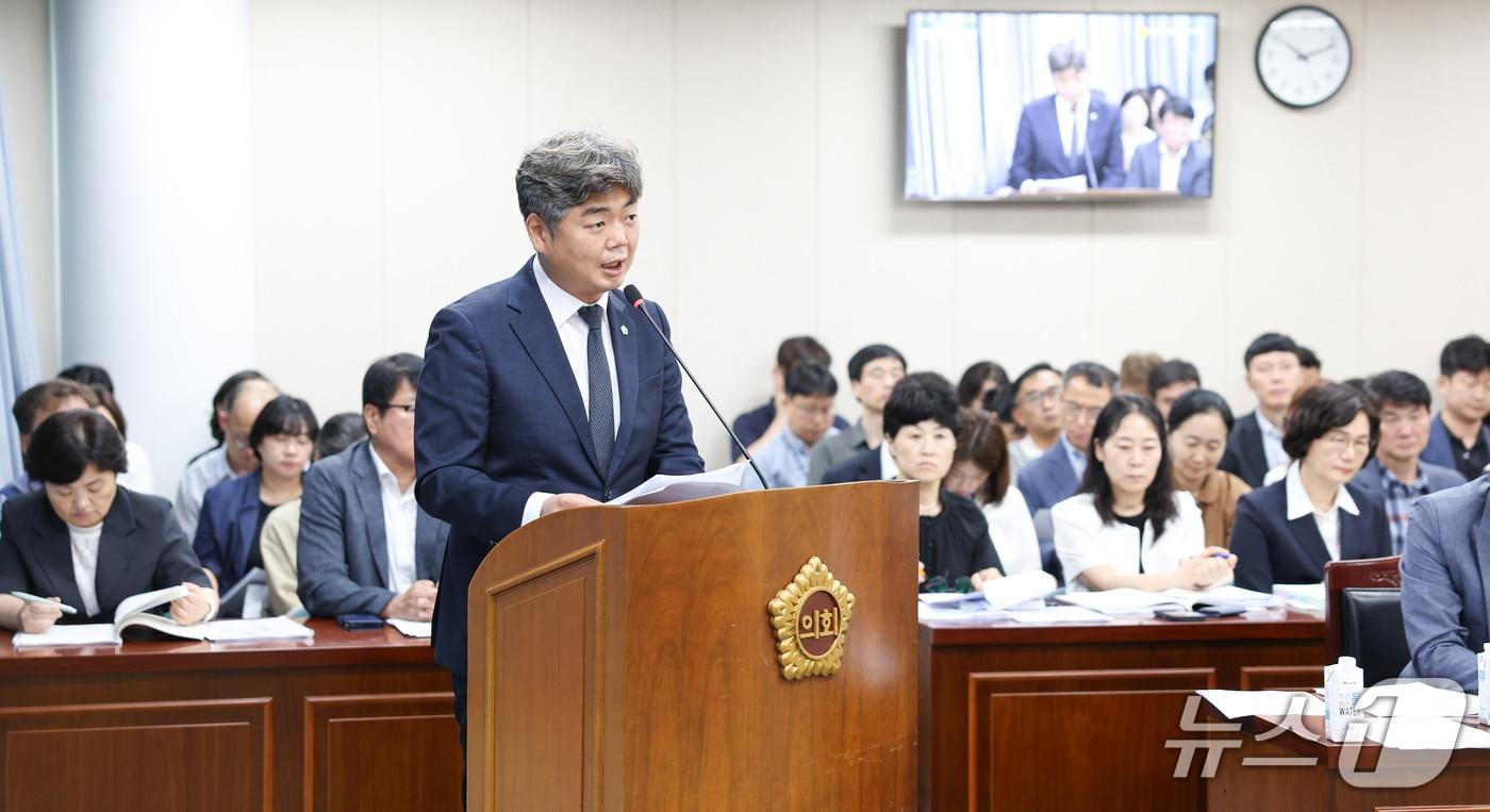 본문 이미지 - 박원종 의원이 14일 기획재정위원회에서 촉구 건의안 제안설명을 하고 있다.(전남광주통합특별시의회 제공, 재판매 및 DB금지)/뉴스1 