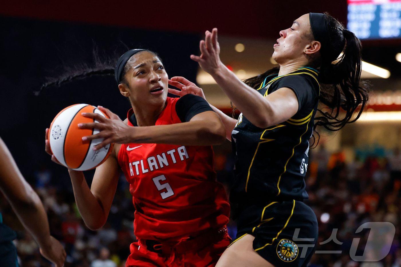 본문 이미지 - WNBA LA 스파크스와 애틀랜타 드림의 경기 장면. ⓒ AFP=뉴스1