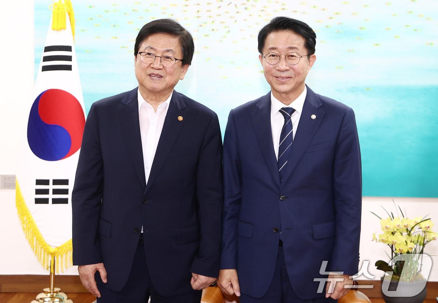 본문 이미지 - 조정식 국회의장이 14일 오후 서울 여의도 국회에서 최교진 교육부 장관을 접견하며 기념촬영을 하고 있다. 2026.7.14 ⓒ 뉴스1 김민지 기자