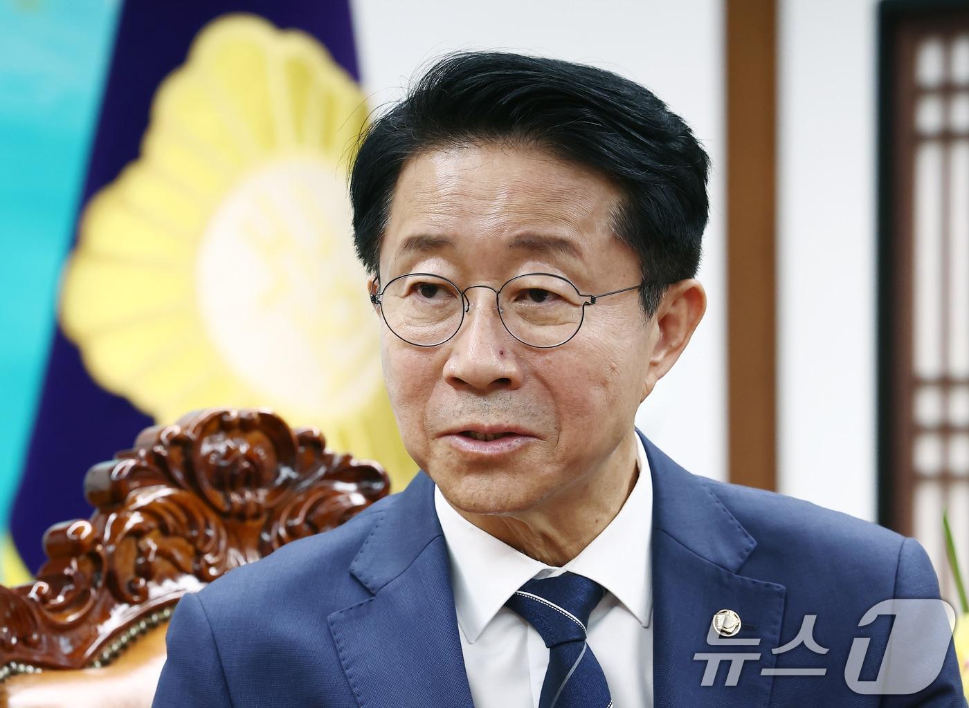 본문 이미지 - 조정식 국회의장이 지난 14일 오후 서울 여의도 국회에서 최교진 교육부 장관을 접견하고 있다. 2026.7.14 ⓒ 뉴스1 김민지 기자
