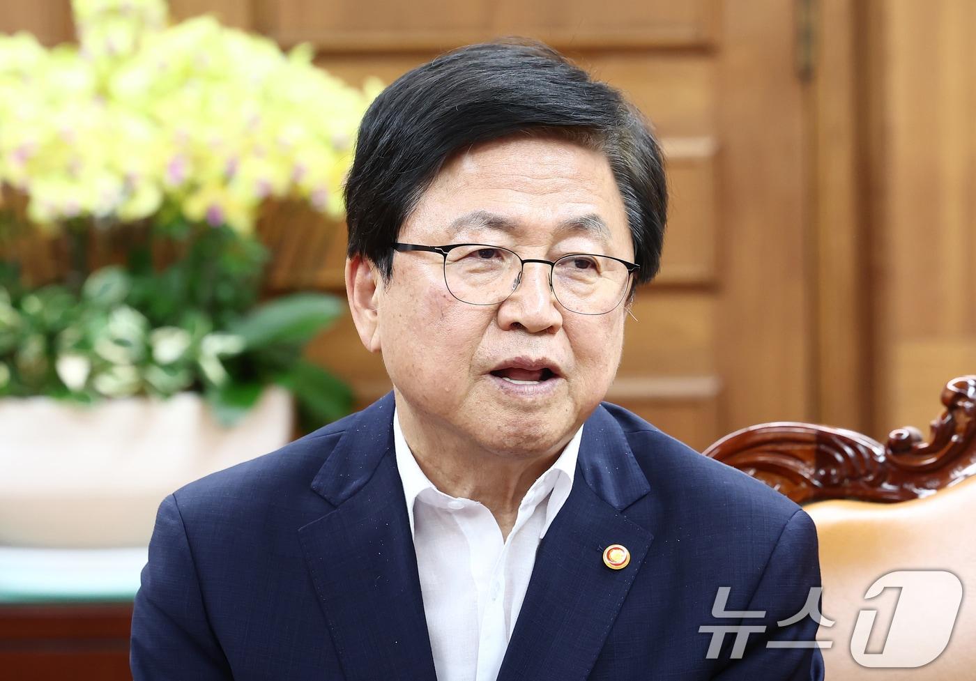 본문 이미지 - 최교진 교육부 장관이 14일 오후 서울 여의도 국회에서 조정식 국회의장을 접견하고 있다. 2026.7.14 ⓒ 뉴스1 김민지 기자