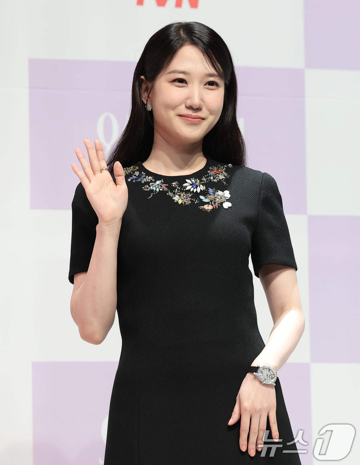 본문 이미지 - 배우 박은빈이 14일 서울 강남구 엘리에나 호텔 서울강남에서 열린 tvN 새 토일드라마 '오싹한 연애' 제작발표회에서 포즈를 취하고 있다. ‘오싹한 연애’는 귀신을 보는 재벌 상속녀와 귀신을 가장 무서워하는 열혈 검사의 좌충우돌 오컬트 로맨스를 그리는 드라마다. 2026.7.14 ⓒ 뉴스1 권현진 기자