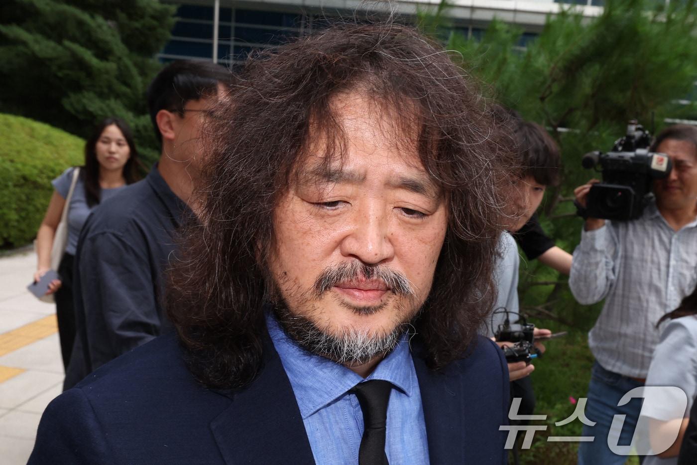 본문 이미지 - 방송인 김어준이 14일 오후 서울 도봉구 서울북부지방법원에서 이동재 전 채널A 기자 명예훼손 혐의 선고 공판에서 벌금 2000만원을 선고받은 뒤 입장 표명 없이 법원을 나서고 있다. 2026.7.14 ⓒ 뉴스1 이종수 기자