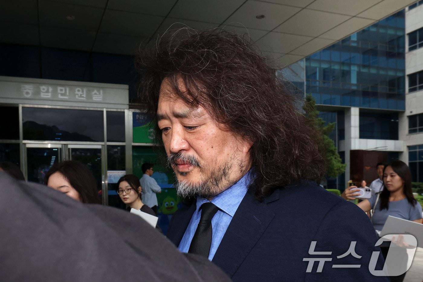 본문 이미지 - 방송인 김어준이 14일 오후 서울 도봉구 서울북부지방법원에서 열린 이동재 전 채널A 기자 명예훼손 혐의 1심 선고 공판에서 벌금 2000만원을 선고받은 뒤 법원을 나서고 있다. ⓒ 뉴스1 이종수 기자