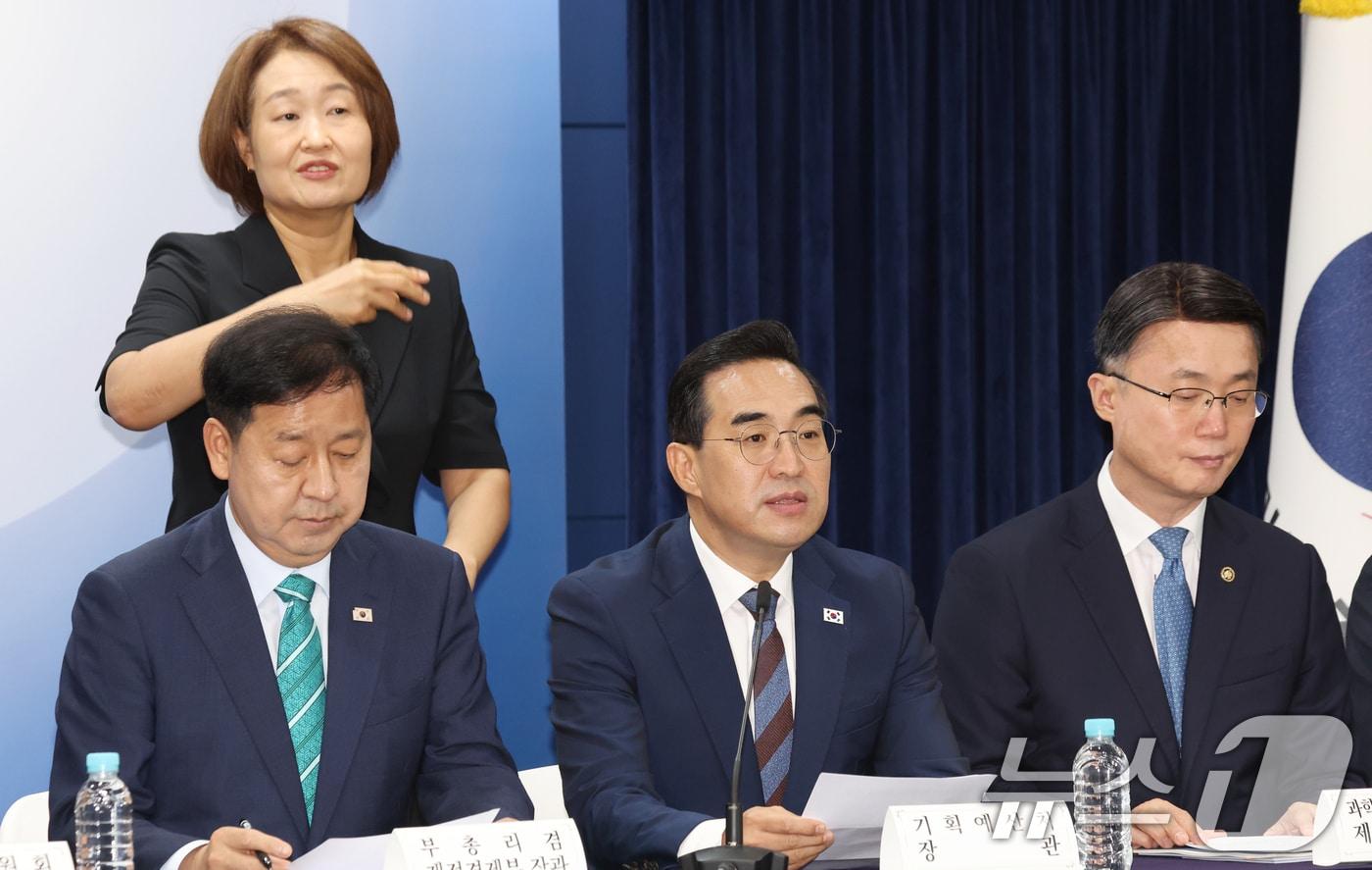 본문 이미지 - 박홍근 기획예산처 장관이 14일 오후 서울 종로구 세종대로 정부서울청사에서 2026년 하반기 경제성장전략 관계부처 합동브리핑을 하고 있다. 2026.7.14 ⓒ 뉴스1 김명섭 기자