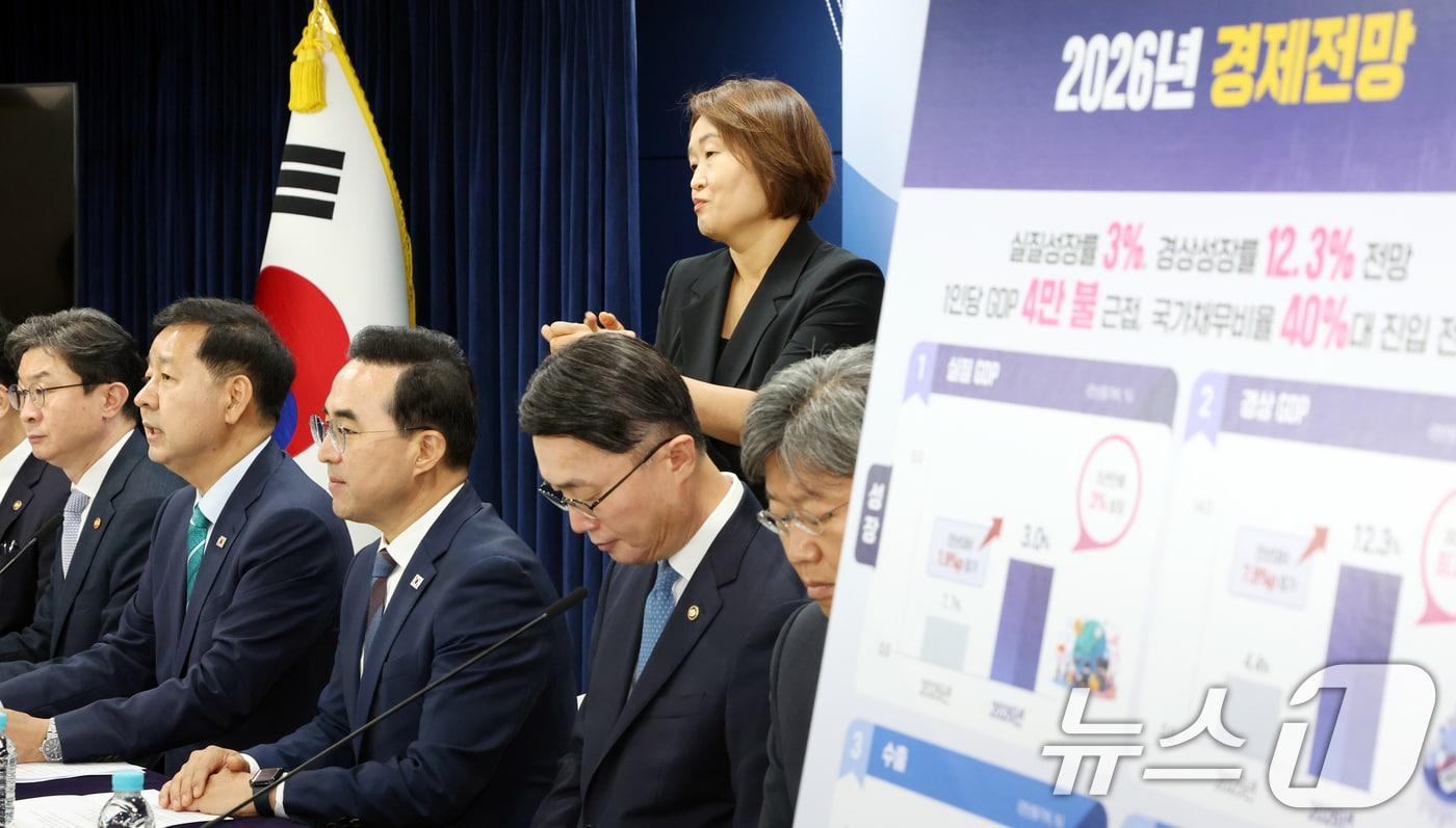 본문 이미지 - 2026년 하반기 경제성장 전략을 브리핑하는 구윤철 경제부총리 겸 재정경제부 장관 2026.7.14 ⓒ 뉴스1 김명섭 기자