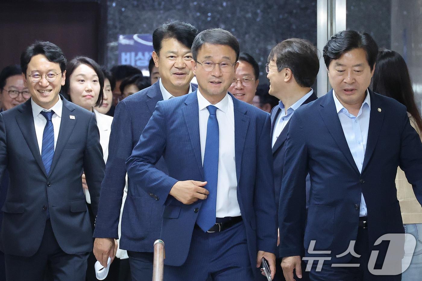 본문 이미지 - 한병도 더불어민주당 당대표 직무대행 겸 원내대표가 14일 서울 여의도 국회에서 열린 의원총회에 참석하고 있다. 2026.7.14 ⓒ 뉴스1 신웅수 기자