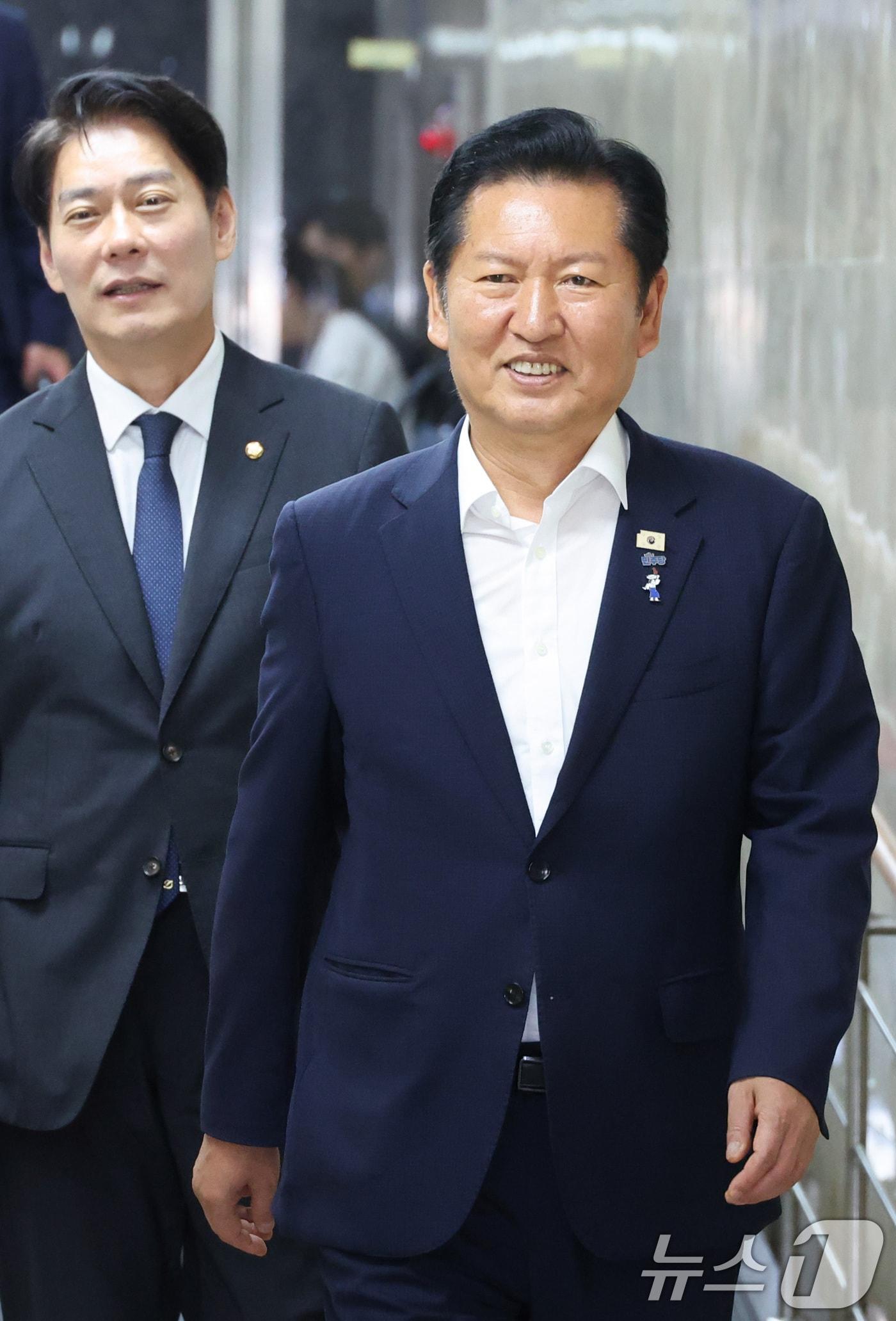 본문 이미지 - 정청래 더불어민주당 당대표 후보가 14일 서울 여의도 국회에서 열린 의원총회에 참석하고 있다. 2026.7.14 ⓒ 뉴스1 신웅수 기자