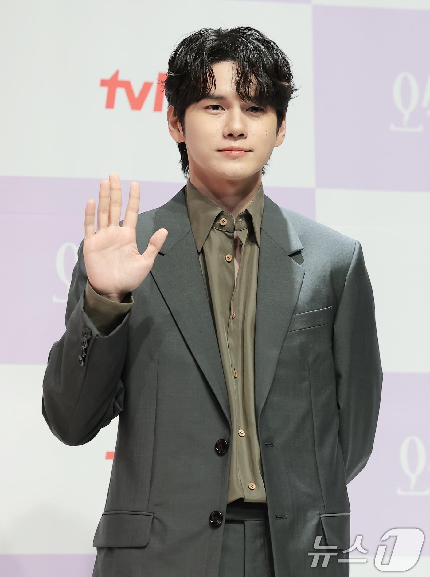 본문 이미지 - 배우 옹성우가 14일 서울 강남구 엘리에나 호텔 서울강남에서 열린 tvN 새 토일드라마 '오싹한 연애' 제작발표회에서 포즈를 취하고 있다. ‘오싹한 연애’는 귀신을 보는 재벌 상속녀와 귀신을 가장 무서워하는 열혈 검사의 좌충우돌 오컬트 로맨스를 그리는 드라마다. 2026.7.14 ⓒ 뉴스1 권현진 기자