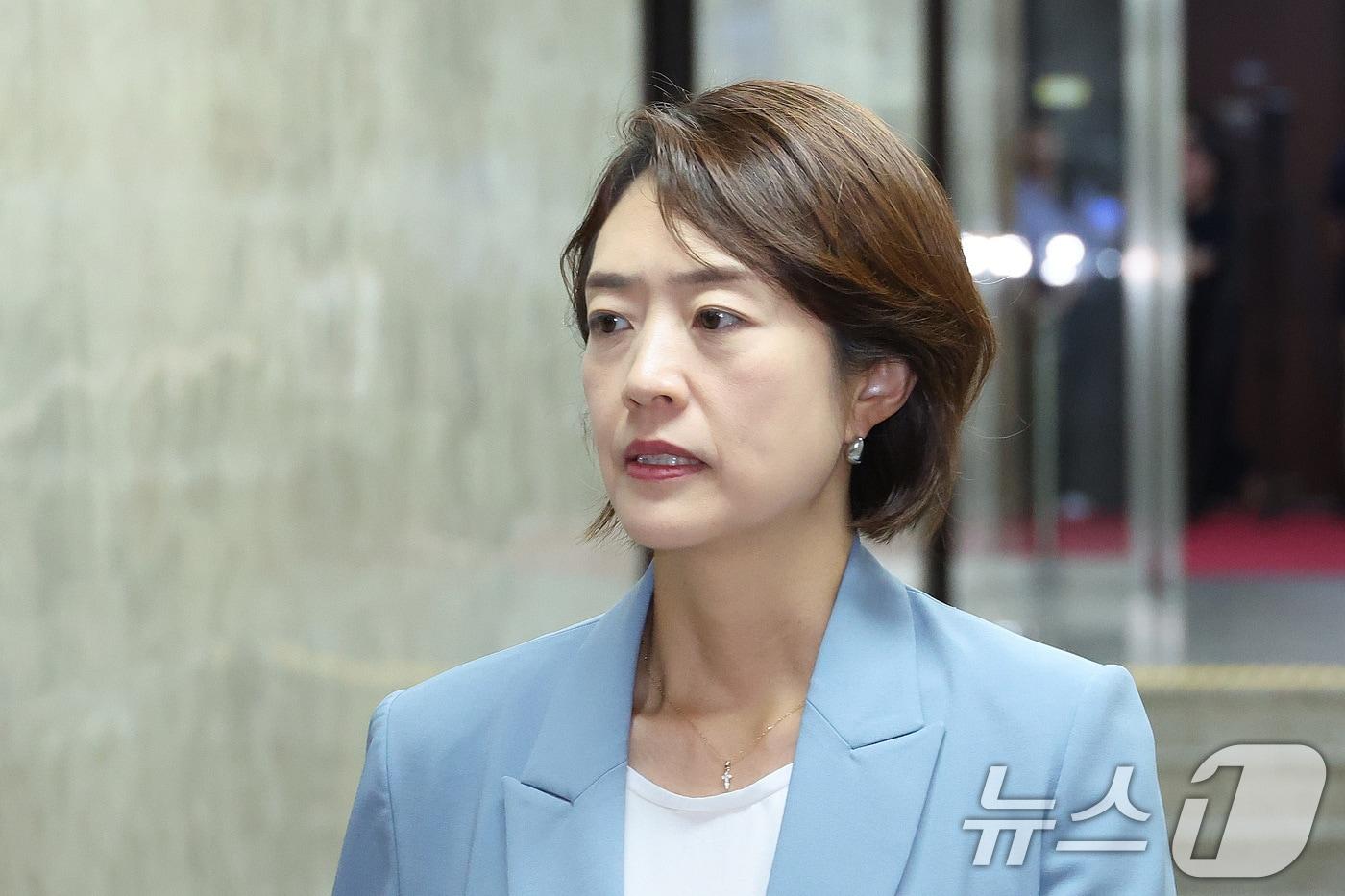 본문 이미지 - 고민정 더불어민주당 당대표 후보가 14일 서울 여의도 국회에서 열린 의원총회에 참석하고 있다. 2026.7.14 ⓒ 뉴스1 신웅수 기자
