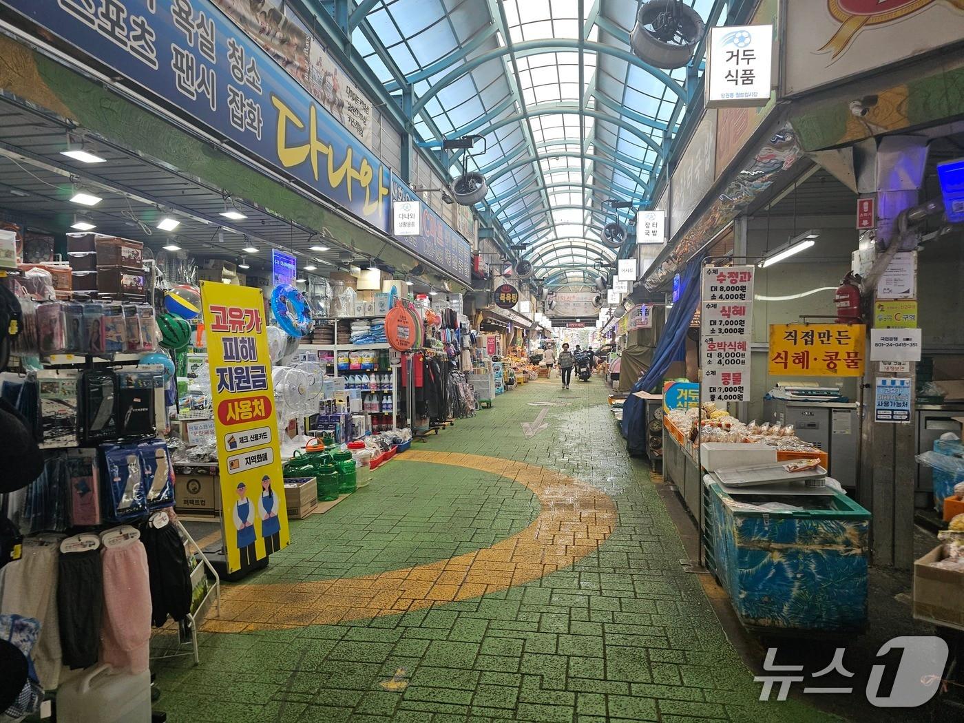본문 이미지 - 14일 서울 마포구 월드컵시장이 한산한 모습을 보이고 있다. 2026.7.14 ⓒ 뉴스1 정지윤 기자