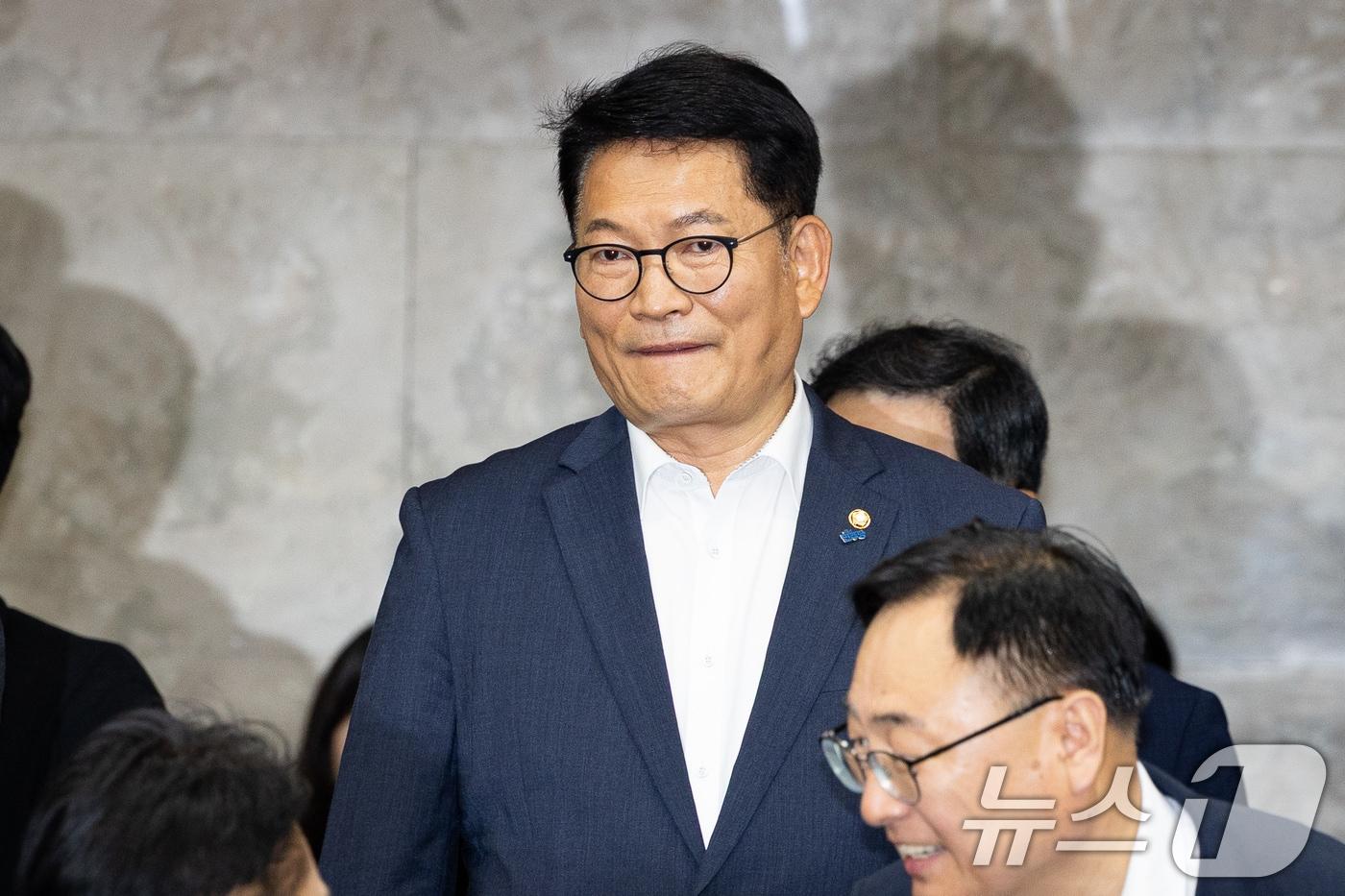 본문 이미지 - 더불어민주당 당권주자인 송영길 의원이 14일 서울 여의도 국회에서 열린 의원총회에 참석하고 있다. 2026.7.14 ⓒ 뉴스1 유승관 기자
