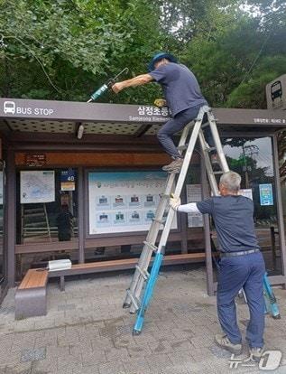 본문 이미지 - 울주군 관계자들이 14일 삼정초등학교 버스승강장을 정비하고 있다. (울주군 제공. 재판매 및 DB 금지) /뉴스1
