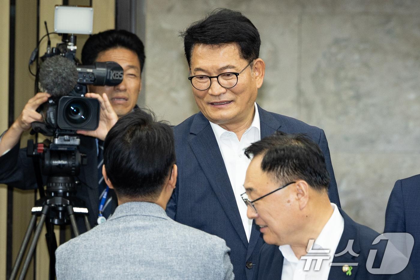 본문 이미지 - 더불어민주당 당권주자인 송영길 의원이 14일 서울 여의도 국회에서 열린 의원총회에서 의원들과 인사하고 있다. 2026.7.14 ⓒ 뉴스1 유승관 기자