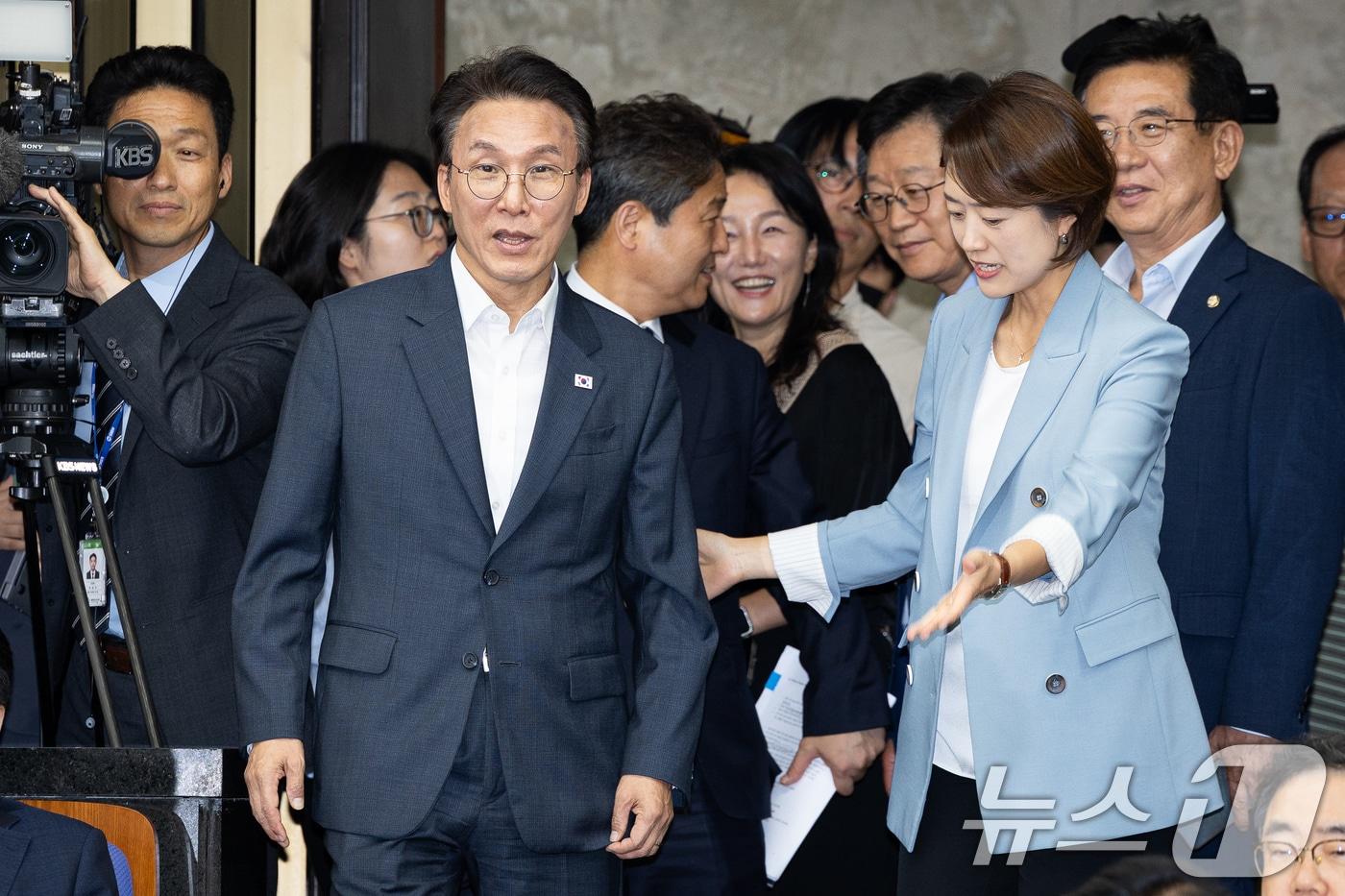 본문 이미지 - 더불어민주당 당권주자인 김민석 전 총리와 고민정 의원이 14일 서울 여의도 국회에서 열린 의원총회에 참석하고 있다. 2026.7.14 ⓒ 뉴스1 유승관 기자
