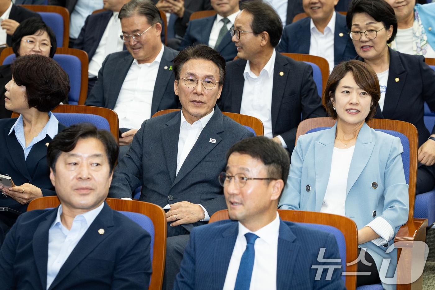 본문 이미지 - 더불어민주당 당권주자인 김민석 전 총리와 고민정 의원이 14일 서울 여의도 국회에서 열린 의원총회에 참석해 자리하고 있다. 2026.7.14 ⓒ 뉴스1 유승관 기자