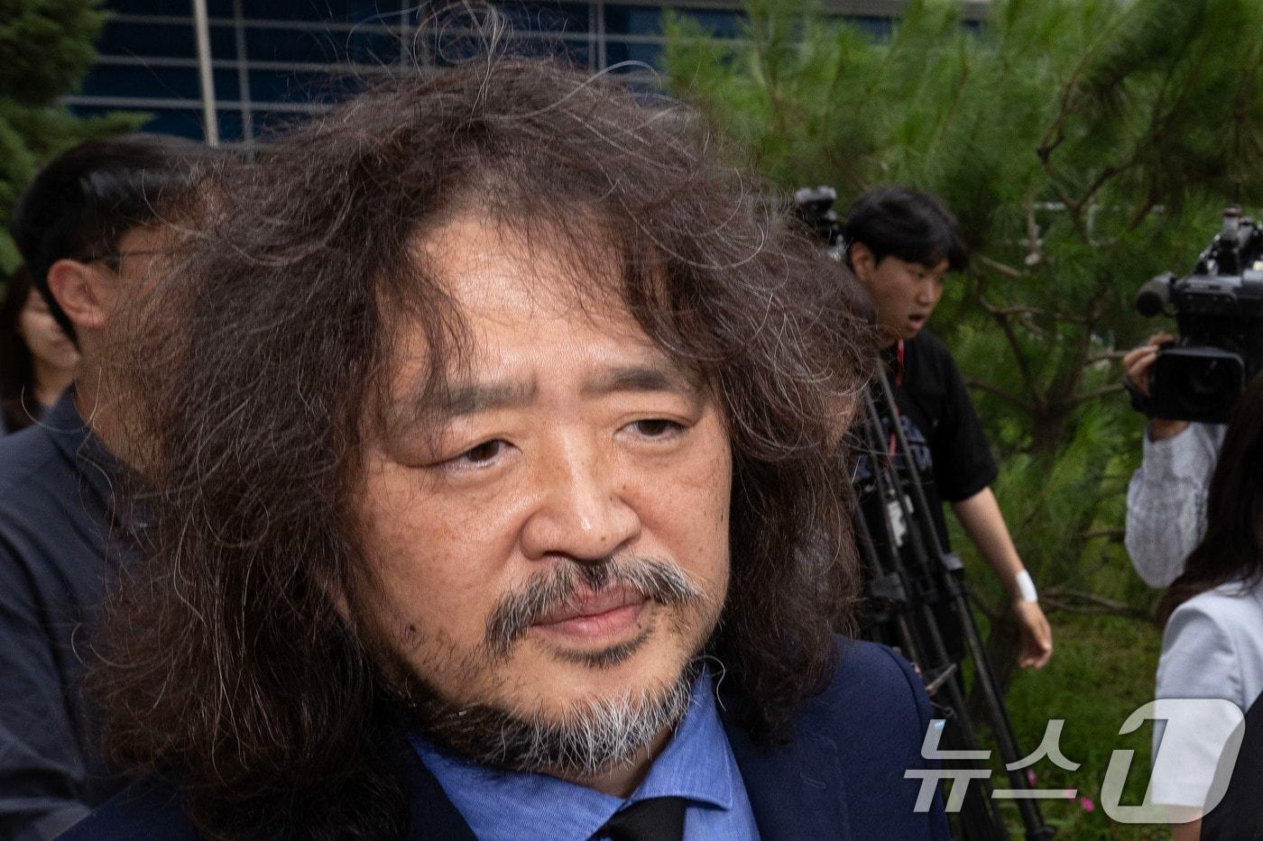본문 이미지 - 방송인 김어준이 14일 오후 서울 도봉구 서울북부지방법원에서 열린 이동재 전 채널A 기자 명예훼손 혐의 1심 선고 공판에서 벌금 2000만원을 선고받은 뒤 법원을 나서고 있다. 2026.7.14 ⓒ 뉴스1 이종수 기자