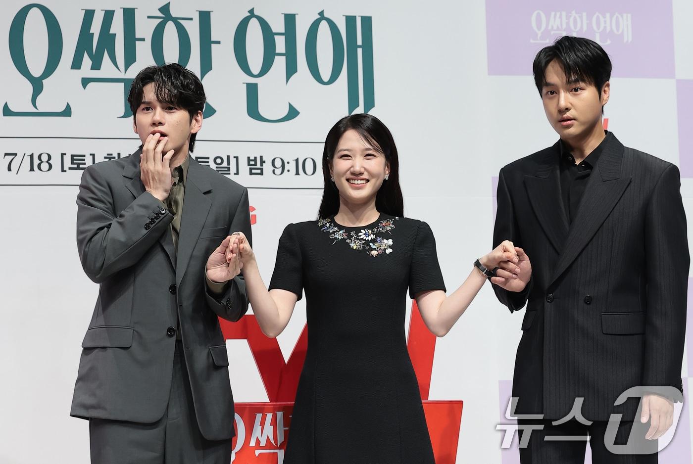 본문 이미지 - 배우 옹성우(왼쪽부터)와 박은빈, 양세종이 14일 서울 강남구 엘리에나 호텔 서울강남에서 열린 tvN 새 토일드라마 '오싹한 연애' 제작발표회에서 포즈를 취하고 있다. ‘오싹한 연애’는 귀신을 보는 재벌 상속녀와 귀신을 가장 무서워하는 열혈 검사의 좌충우돌 오컬트 로맨스를 그리는 드라마다. 2026.7.14 ⓒ 뉴스1 권현진 기자