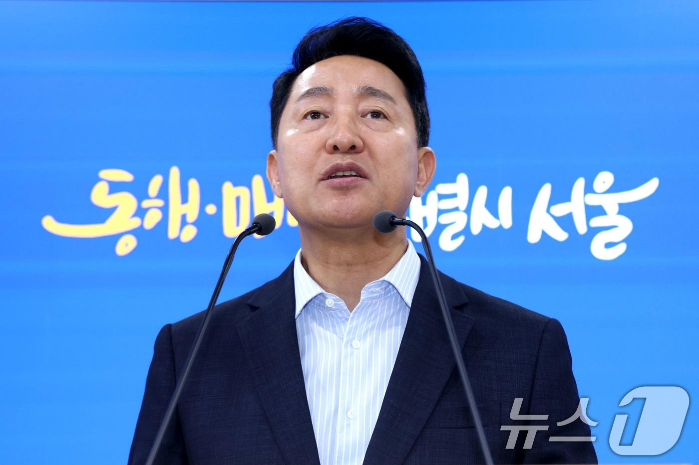 본문 이미지 - 오세훈 서울시장이 14일 오후 서울시청에서 정부에 제출한 서울 부동산시장 정상화를 위한 3개 분야 8대 정책과제에 대한 브리핑을 하고 있다. 2026.7.14 ⓒ 뉴스1 이광호 기자