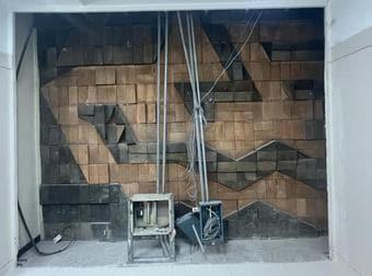 본문 이미지 - 오윤 등, 새를 형상화한 작품, 전돌 테라코타, 대략 3.5m x 6m , 1973. 가벽에 가려진 일부 모습. (오윤 구의동 테라코타 보존 추진위원회 제공)