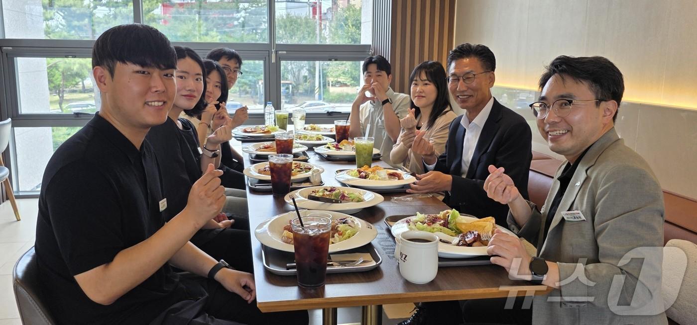본문 이미지 - 김병삼 영천시장이 14일 관내 모 식당에서 임용 1년 이내의 신규 공무원들과 청렴 타운홀 미팅을 하고 있다. (영천시 제공. 재판매 및 DB금지) 2026.7.14 ⓒ 뉴스1 신성훈 기자