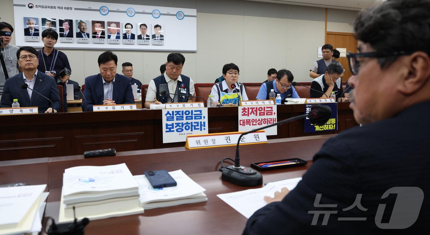 본문 이미지 - 권순원 최저임금위원회 위원장 및 공익위원들이 14일 세종시 정부세종청사 최저임금위원회에서 열린 2027년도 최저임금위원회 14차 전원회의에서 이미선 근로자위원의 발언을 듣고 있다. 2026.7.14 ⓒ 뉴스1 김기남 기자