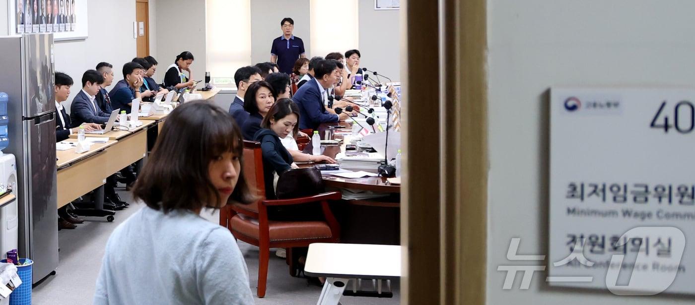 본문 이미지 - 14일 세종시 정부세종청사 최저임금위원회에서 열린 2027년도 최저임금위원회 14차 전원회의가 시작되며 회의장 문이 닫히고 있다. 2026.7.14 ⓒ 뉴스1 김기남 기자