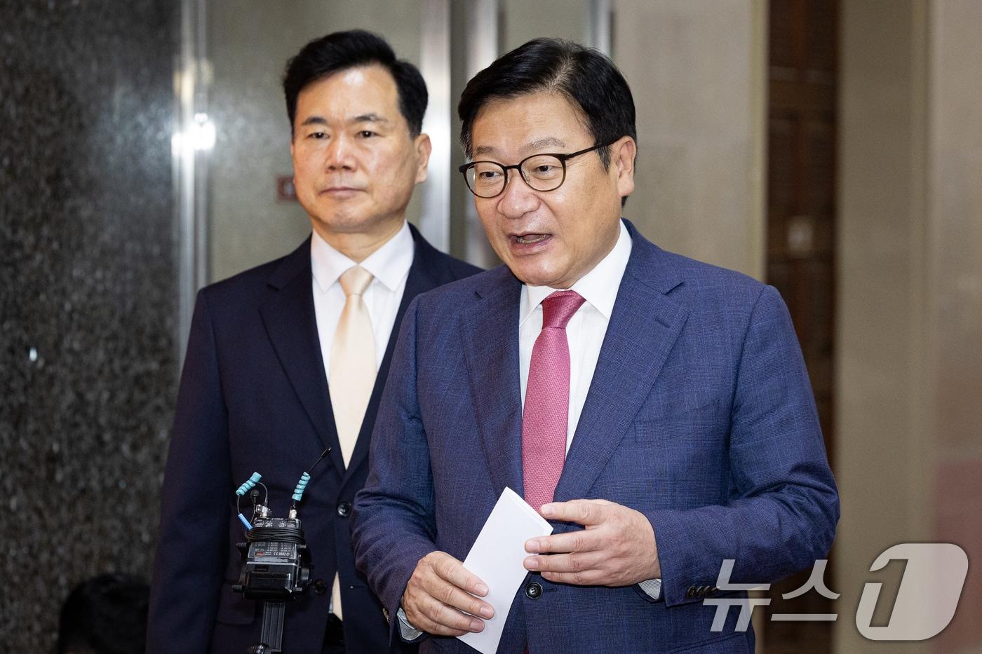 본문 이미지 - 정점식 국민의힘 원내대표와 김승수 원내운영수석부대표가 14일 서울 여의도 국회에서 의장주재 여야 원내대표 회동을 마친 후 회동 결과를 브리핑하고 있다. 2026.7.14 ⓒ 뉴스1 유승관 기자