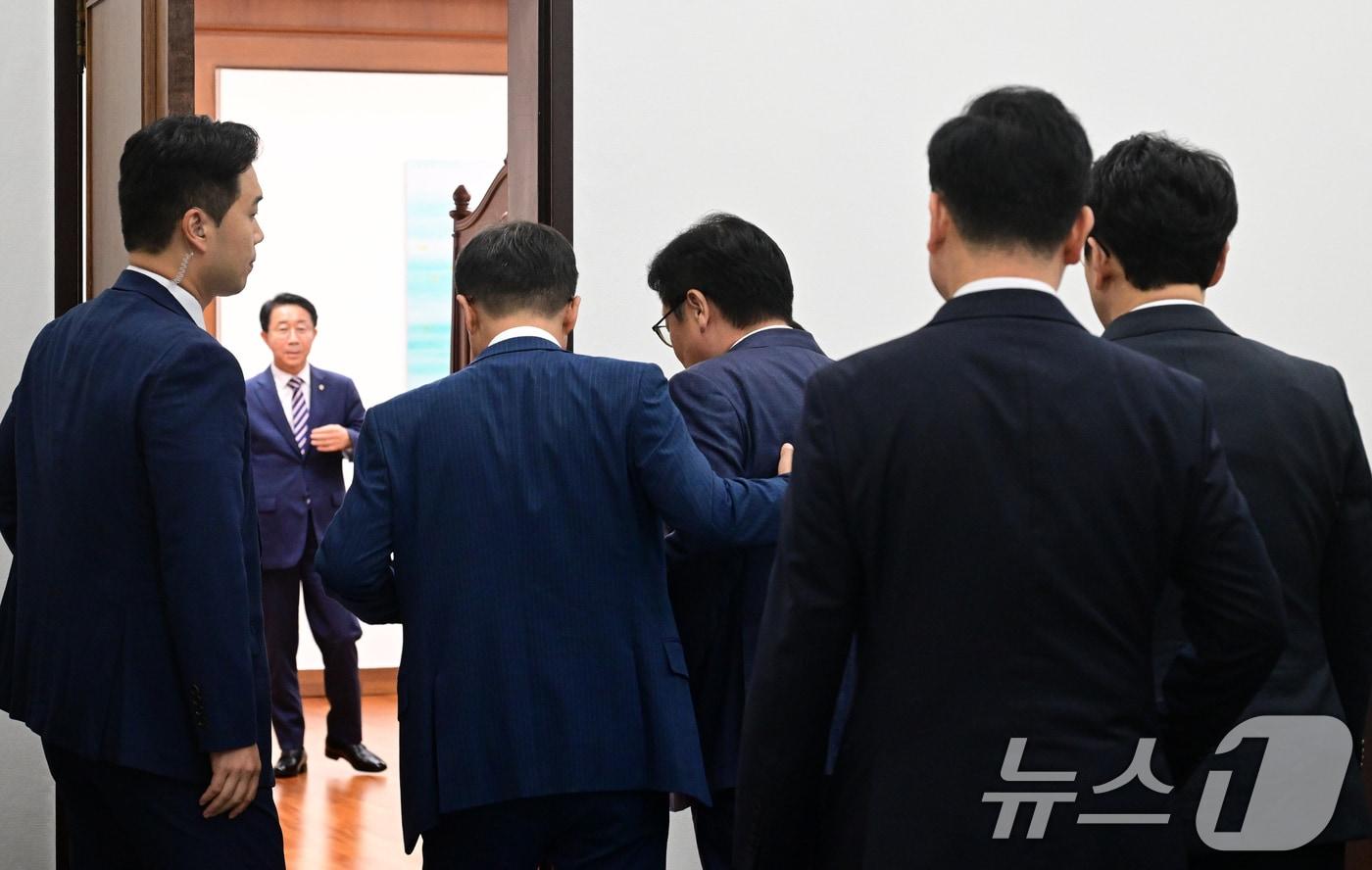 본문 이미지 - 더불어민주당 한병도, 국민의힘 정점식 원내대표가 지난 14일 서울 여의도 국회에서 열린 조정식 국회의장 주재 여야 원내대표 회동에 들어서며 대화하고 있다. (공동취재) 2026.7.14 ⓒ 뉴스1 유승관 기자