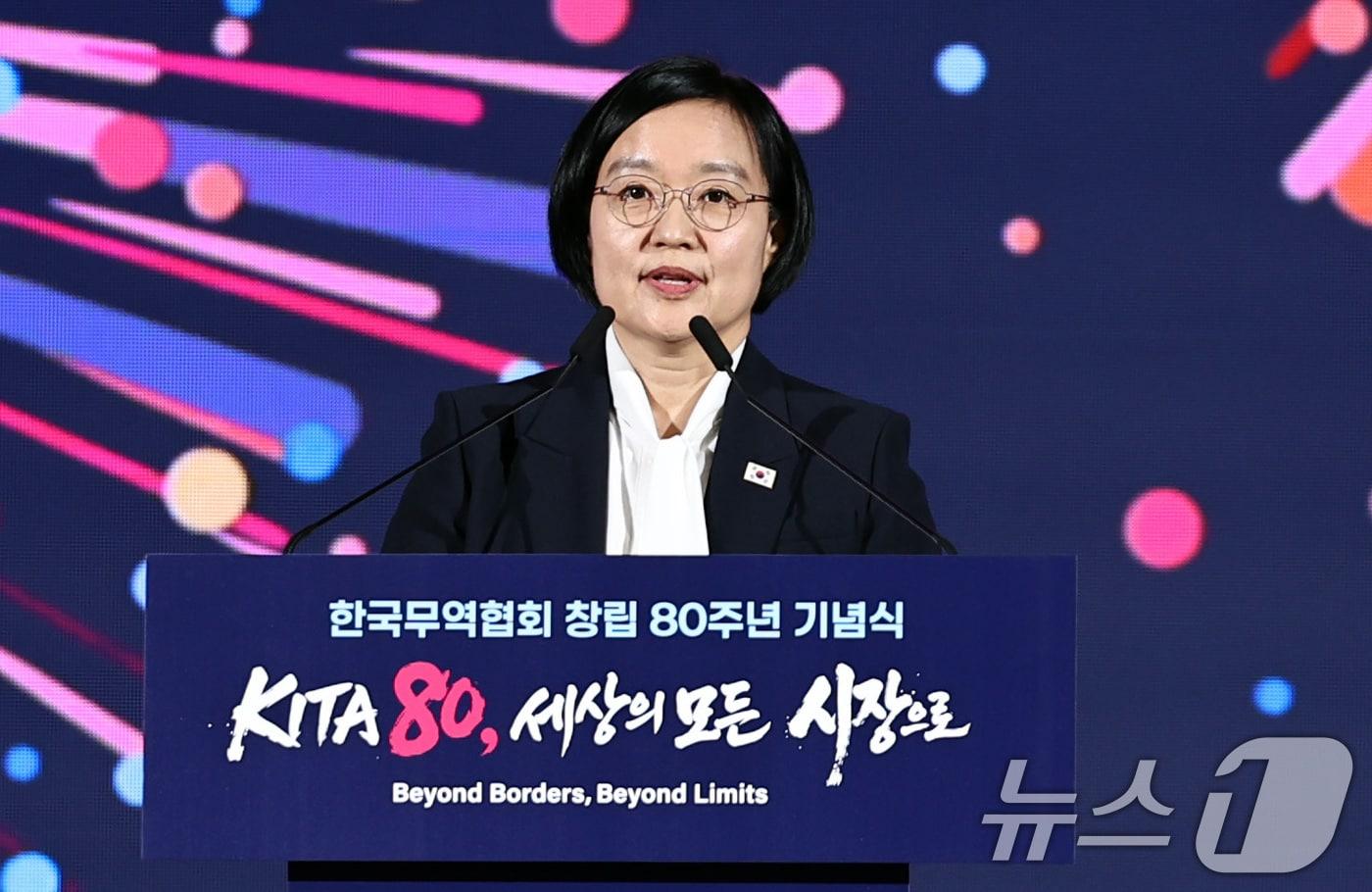 본문 이미지 - 한성숙 국무총리가 14일 오후 서울 강남구 코엑스에서 열린 한국무역협회 창립 80주년 기념식에서 축사하고 있다. 2026.7.14 ⓒ 뉴스1 구윤성 기자