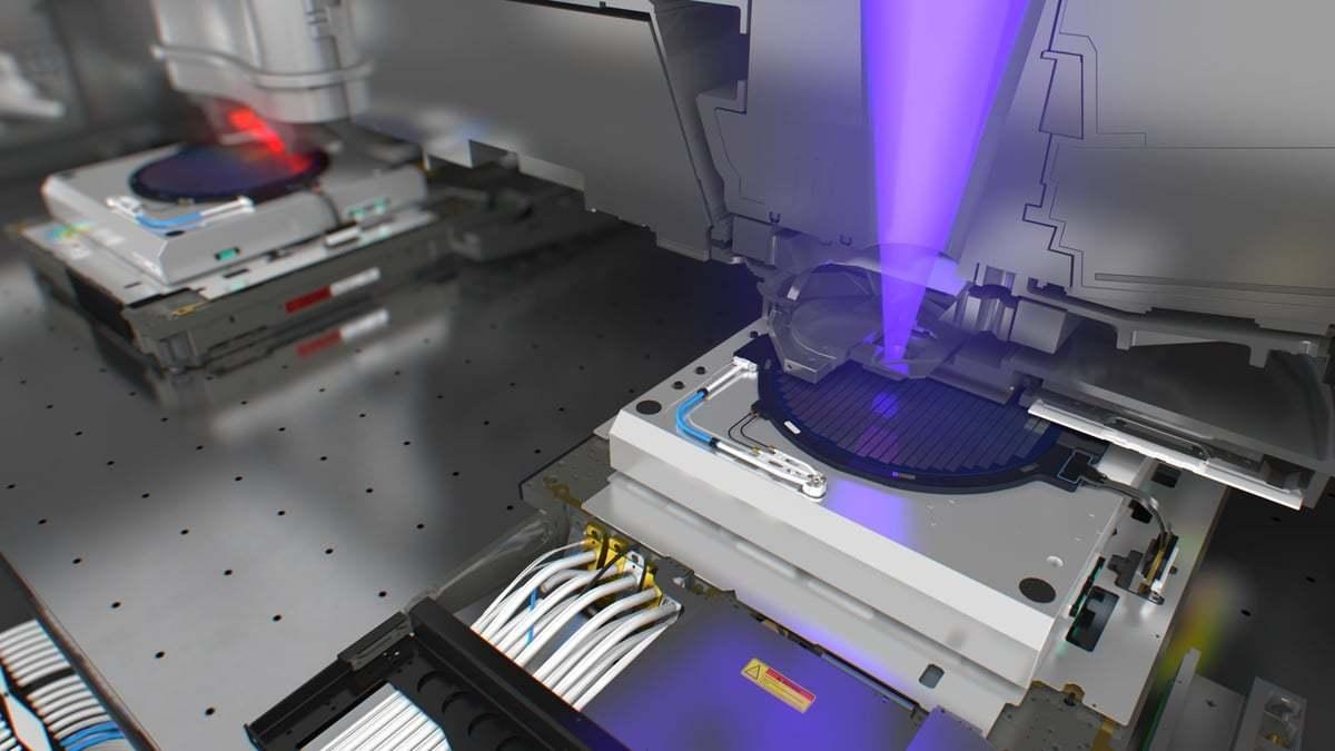 본문 이미지 - ASML 극자외선(EUV) 장비가 웨이퍼 위에 회로 패턴을 새기고 있다.(ASML 제공)/뉴스1