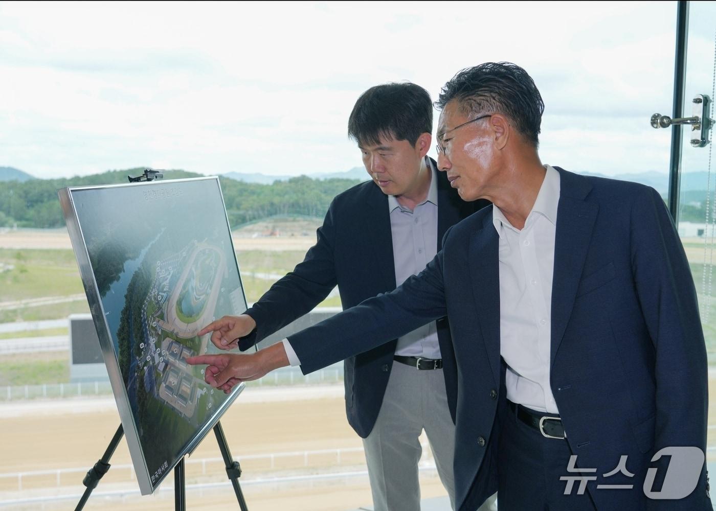 본문 이미지 - 김병삼 영천시장이 14일 한국마사회 관계자와 오는 9월 개장을 앞둔 영천경마공원 현장을 점검하고 있다.(영천시 제공. 재판매 및 DB금지)/뉴스1