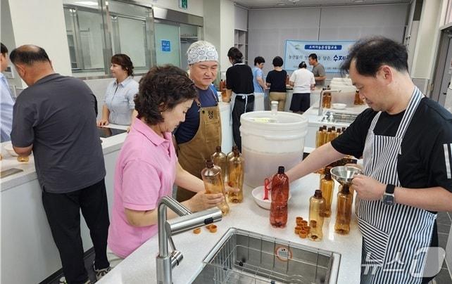 본문 이미지 - 계룡시농업기술센터 다목적교육장에서 열린 '농산물 활용 수제맥주 과정'에서 교육생들이 청양고추, 귤피, 페퍼민트, 커피 원두 등 지역 농산물을 활용해 수제맥주를 직접 만들고 있다.(계룡시 제공. 재판매 및 DB 금지)/뉴스1