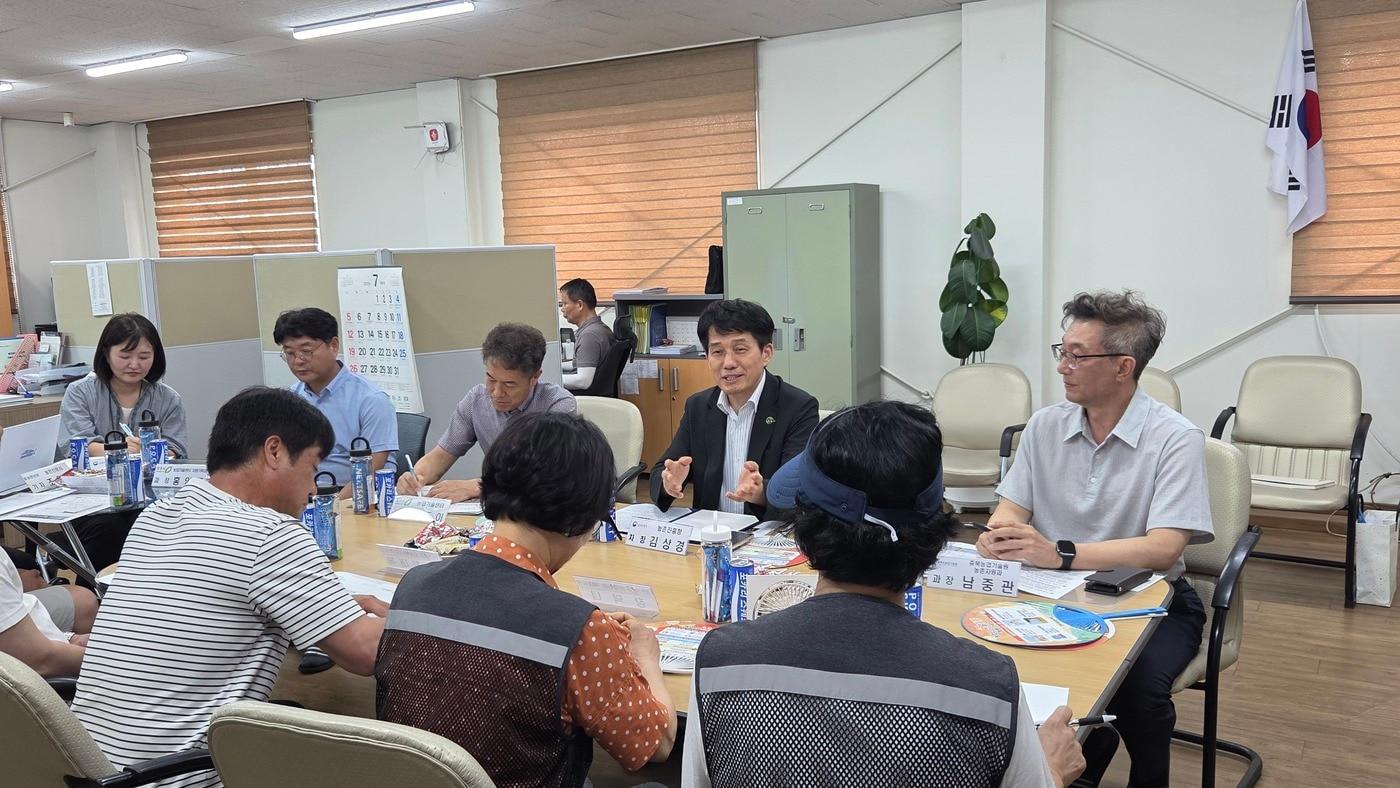 본문 이미지 - 김상경 농촌진흥청 차장이 14일 충청북도 청주시에서 여름철 농업인 안전 대응 상황을 살피고, 온열질환 예방 요원들과 현장 밀착 활동을 펼쳤다. (농촌진흥청 제공. 재판매 및 DB금지) 2026.7.14 /뉴스1