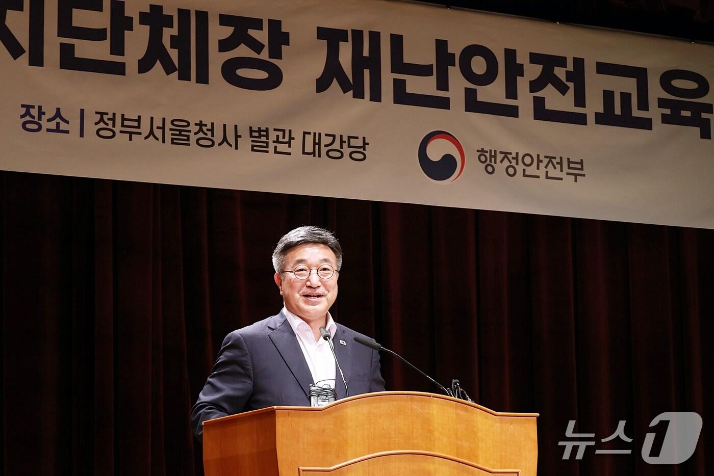 본문 이미지 - 윤호중 행정안전부 장관이 14일 오후 서울 종로구 정부서울청사 별관 대강당에서 열린 2026년 지방자치단체장 재난안전교육에 참석하여 인사말을 하고 있다.(행정안전부 제공)