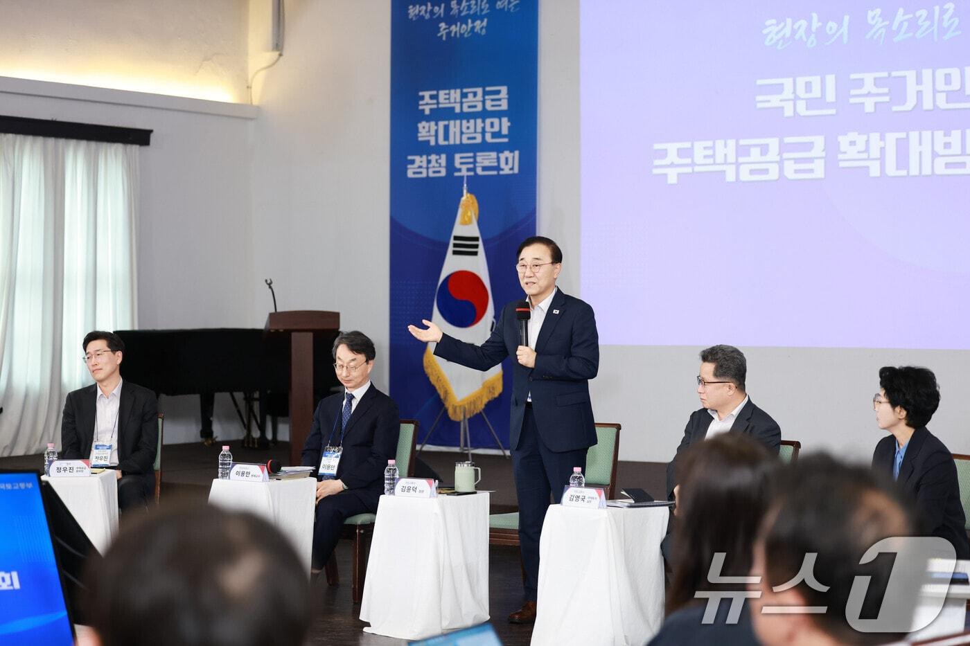 본문 이미지 - 김윤덕 국토교통부 장관이 14일 오후 서울에서 열린 '국민 주거안정을 위한 주택공급 확대방안 경청토론회'에서 모두발언을 하고 있다. (국토교통부 제공. 재판매 및 DB금지)