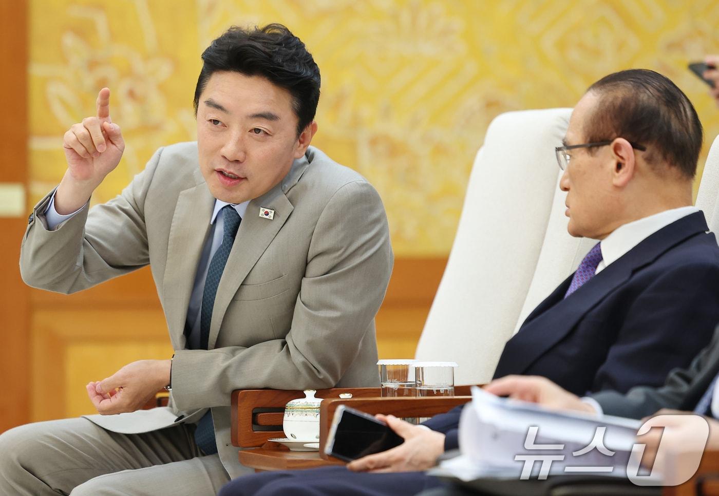 본문 이미지 - 강훈식 대통령 비서실장이 14일 청와대에서 이재명 대통령의 영국 앤 공주 접견 일정에 참석해 위성락 국가안보실장과 대화하고 있다. (청와대통신사진기자단) 2026.7.14 ⓒ 뉴스1 허경 기자