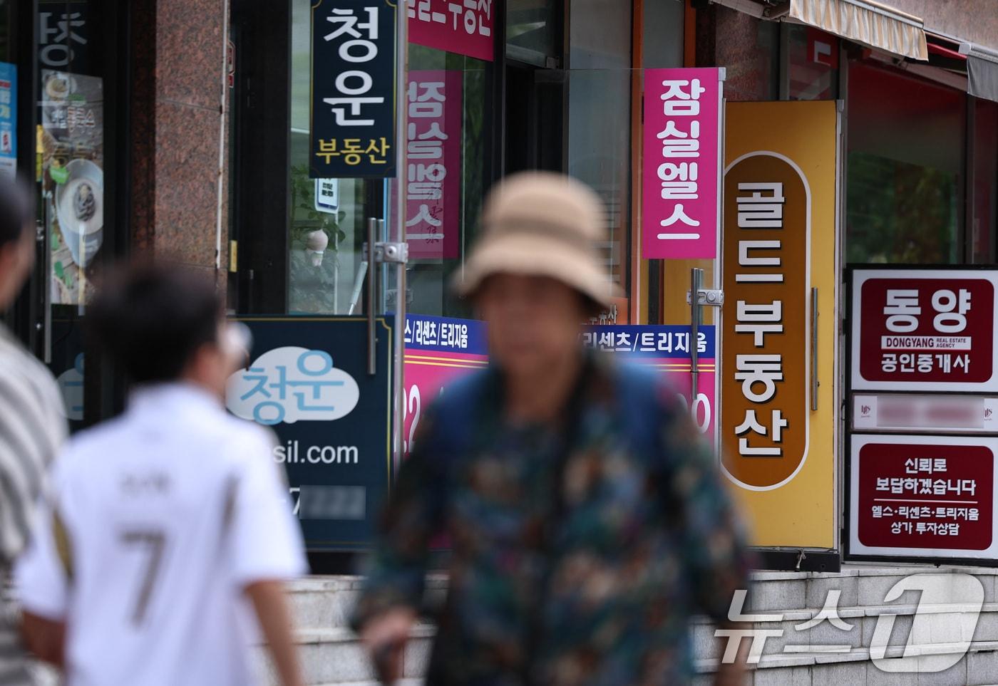 본문 이미지 - 정부의 부동산 정책 공개토론회 첫날인 지난 14일 서울의 한 공인중개사. 정부는 이날 국토교통부를 시작으로 금융위원회, 재정경제부 순으로 사흘 동안 부동산 정책 공개토론회를 열고, 공급·금융·세제 정책 전반에 대해 논의한다. 오는 23일 이재명 대통령이 직접 부동산 정책 전반을 다루는 대국민 공개토론회를 주재한다. 2026.7.14 ⓒ 뉴스1 구윤성 기자