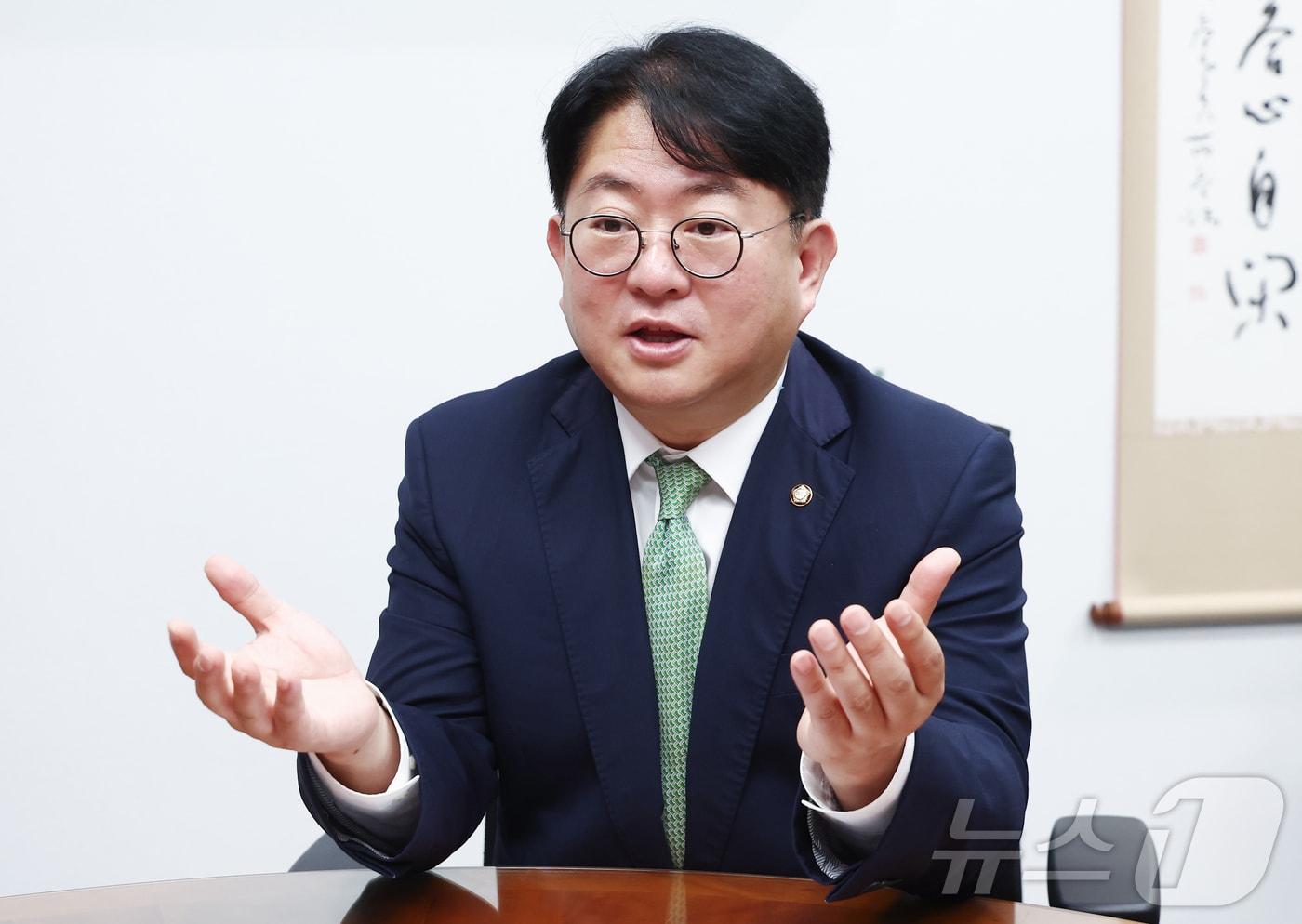 본문 이미지 - 박민규 더불어민주당 의원이 14일 서울 여의도 국회에서 뉴스1과 인터뷰를 하고 있다. ⓒ 뉴스1 김민지 기자