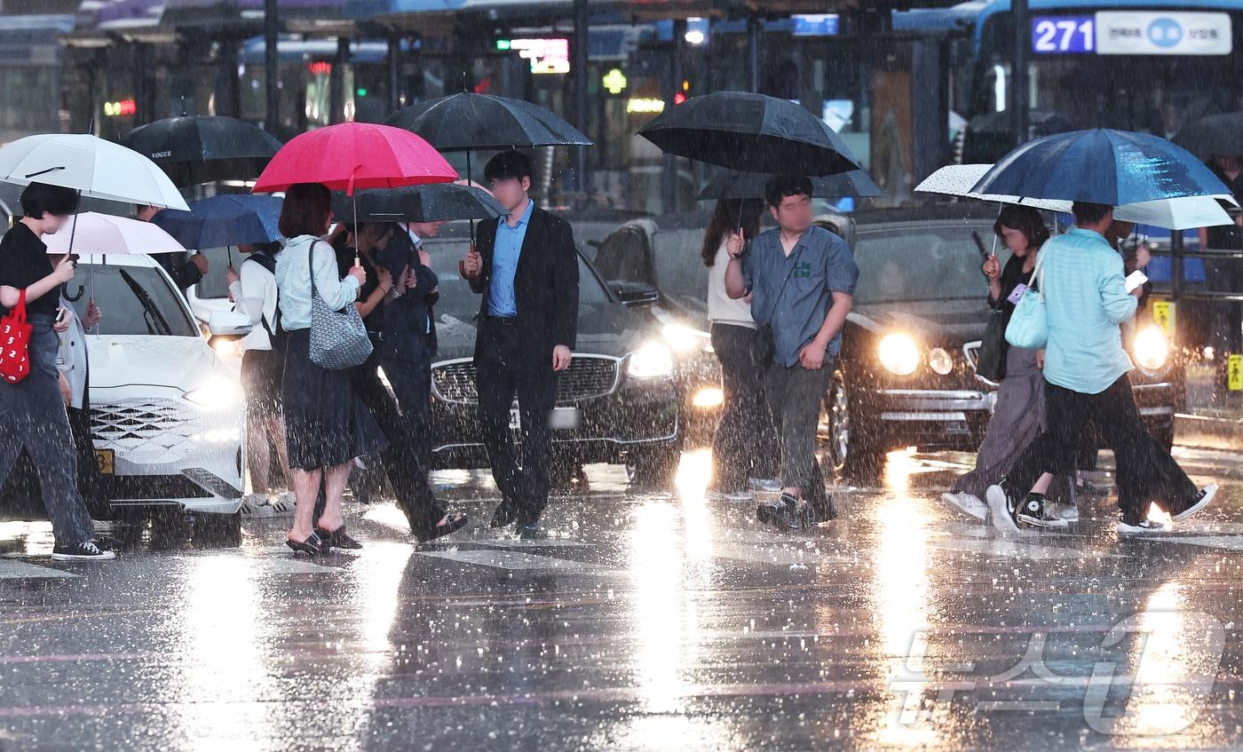 본문 이미지 - 수도권 곳곳에 호우주의보가 내려진 14일 오후 시민들이 강한 빗줄기 속 퇴근길 발걸음을 재촉하고 있다. 2026.7.14 ⓒ 뉴스1 구윤성 기자