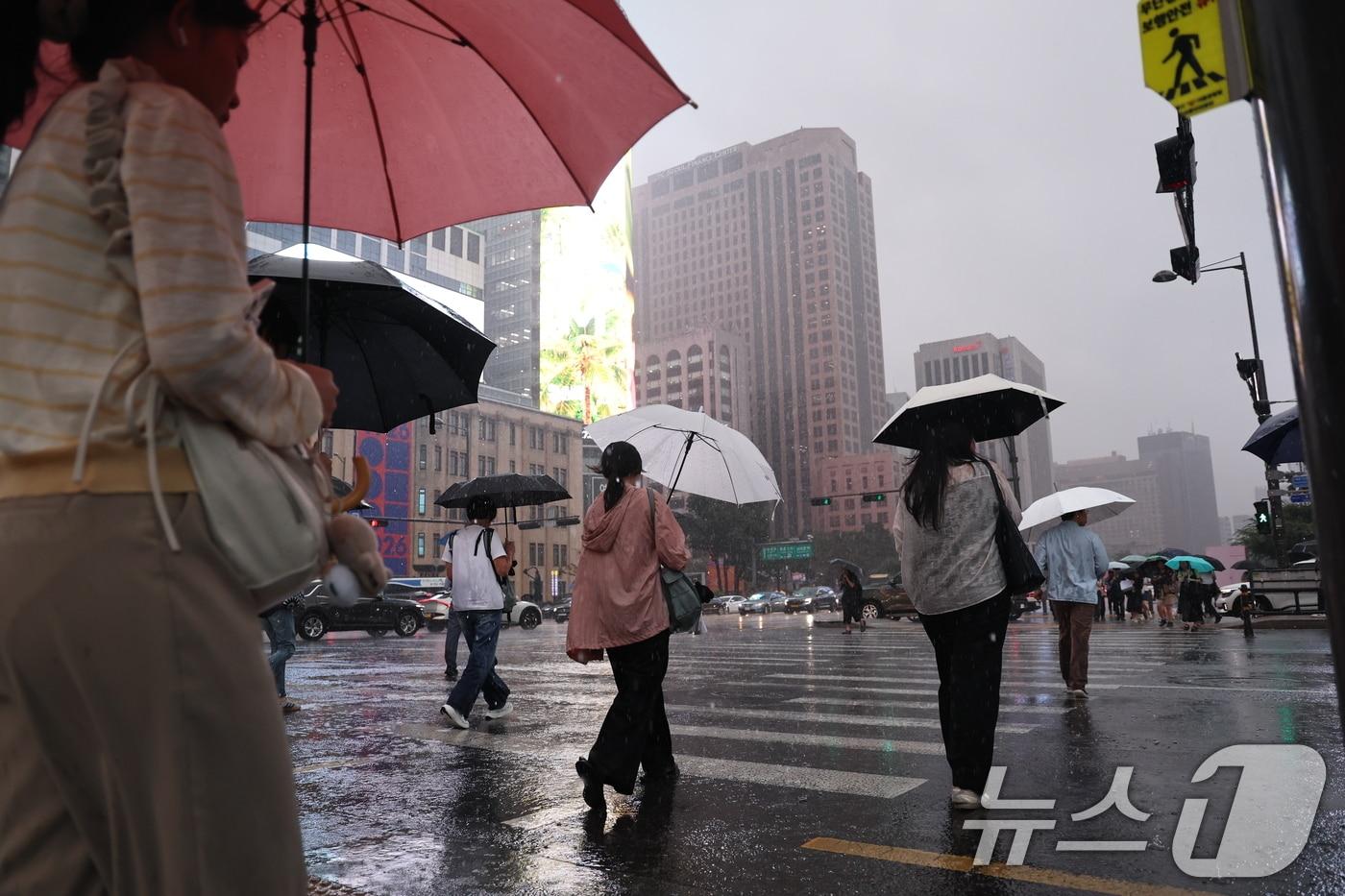 본문 이미지 - 수도권 곳곳에 호우주의보가 내려진 14일 오후 서울 종로구 광화문 네거리에서 시민들이 강한 빗줄기 속 퇴근길 발걸음을 재촉하고 있다. 2026.7.14 ⓒ 뉴스1 구윤성 기자